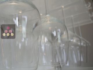 Porte-verre suspendu SOBRIO en plexiglas transparent - 60 verres