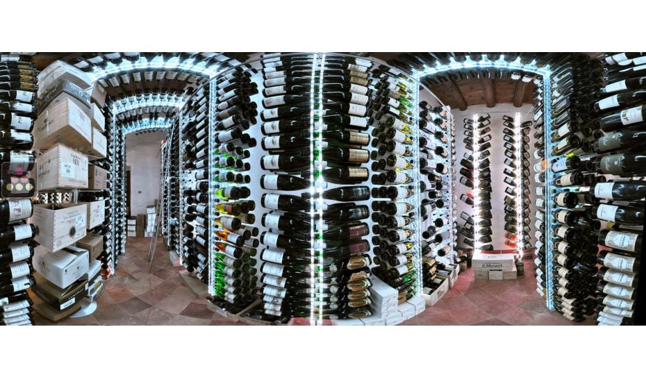 Colonne porte-bouteilles en plexiglas avec fixation sol/plafond pour 240 bouteilles - Hauteur = 2700 mm (illumination LED optionnelle)