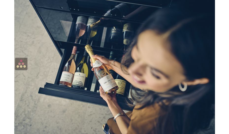 Cave à vin de service à tiroir encastrable en colonne 5 bouteilles - Façade vitrée