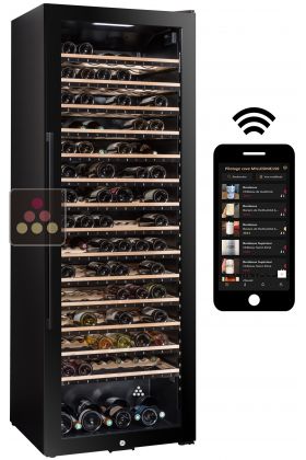 Cave à vin mono ou multi-températures de service et de conservation connectée avec clayettes intelligentes