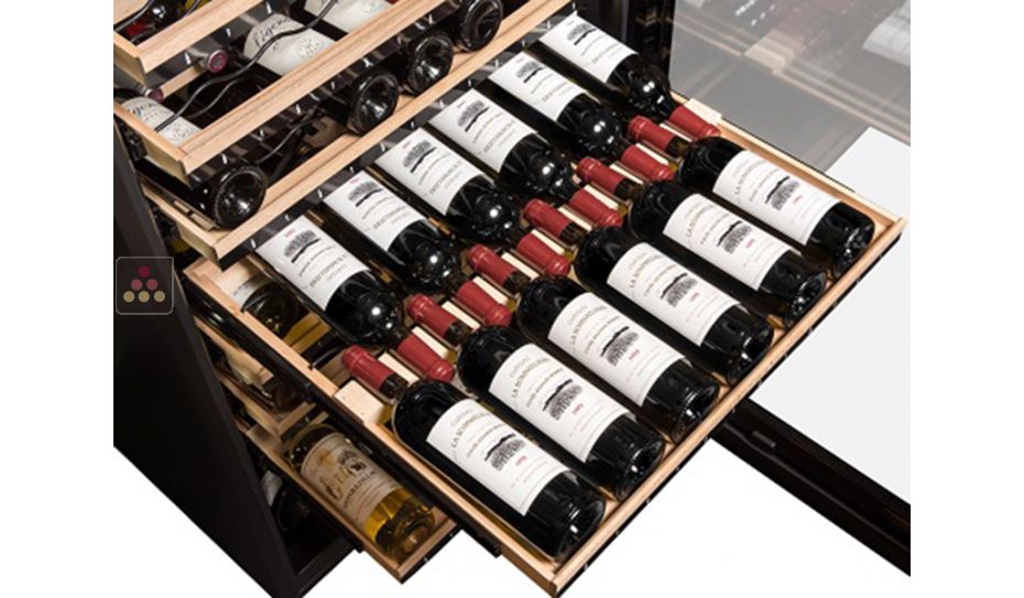 Cave à vin mono-température de service et de conservation connectée avec clayettes intelligentes