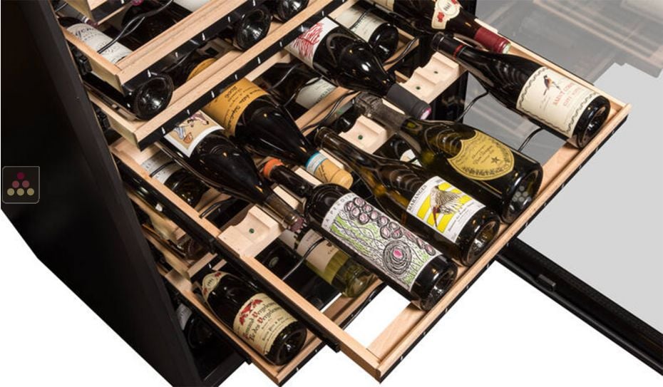 Cave à vin mono ou multi-températures de service et de conservation connectée avec clayettes intelligentes
